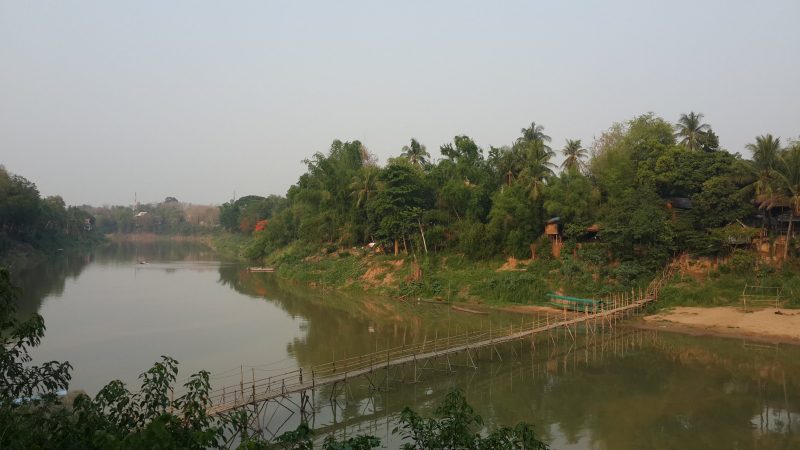 cầu tre bắc qua sông Nam Khan